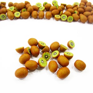 Lote de 20 rodajas de kiwi de arcilla en miniatura: comida para casa de muñecas a escala 1/12, accesorios para joyería y adornos de frutas.