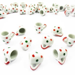 Taza de cerámica para té y café con 10 manchas de pintura verde y roja, miniatura para casa de muñecas 13224 imagen 1