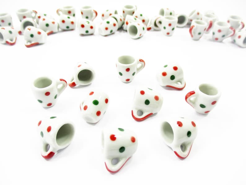 Taza de cerámica para té y café con 10 manchas de pintura verde y roja, miniatura para casa de muñecas 13224 imagen 1
