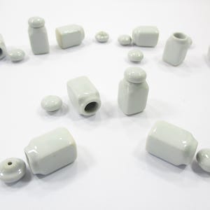 4 białe pojemniki/słoiki na ciasteczka z wyjmowaną pokrywką, domek dla lalek, ceramiczny, miniaturowy, 10604