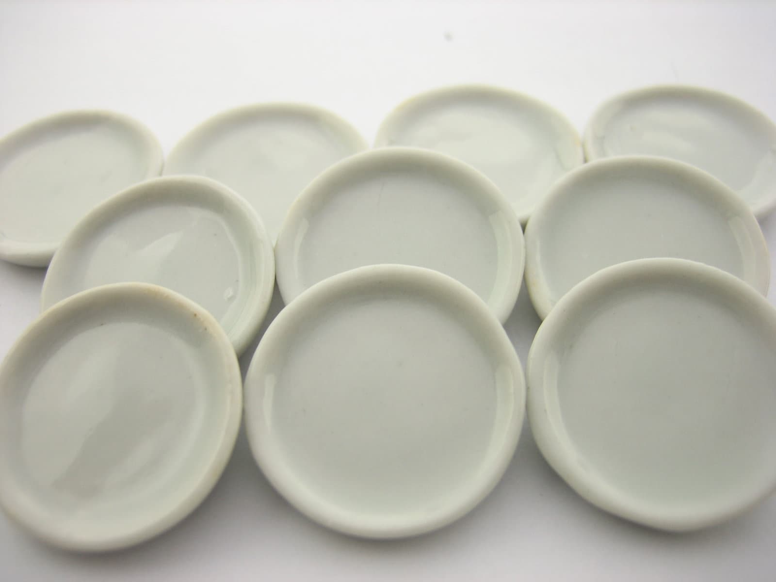 1:12 scale a white ceramic plate service with golden edge tumdee dolls r2