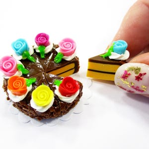 Pastel de chocolate para casa de muñecas, miniatura de arcilla, 8 cortes, rosa, pastel pequeño, accesorio para fiesta de muñecas, mini amuletos, 16876