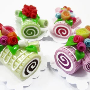 4 pasteles de rollo de tronco de colores variados, flores y rosas, miniaturas para casa de muñecas, comida y postre 16482