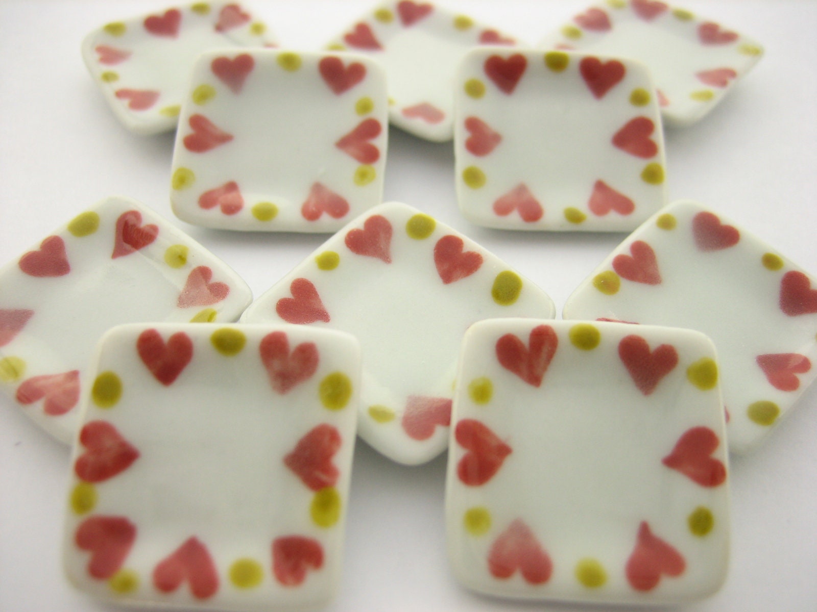 20x20 mm.Painted Red Heart Scalloped Plates Dollhouse Miniatures Ceramic Deco 