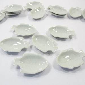 6 platos blancos con forma de pez para casa de muñecas, utensilios de cocina de cerámica en miniatura 10687