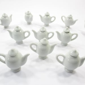 Puppenhaus Miniatur Geschirr Keramik 6 weiße Teekannen Kaffeekanne Versorgung 16831