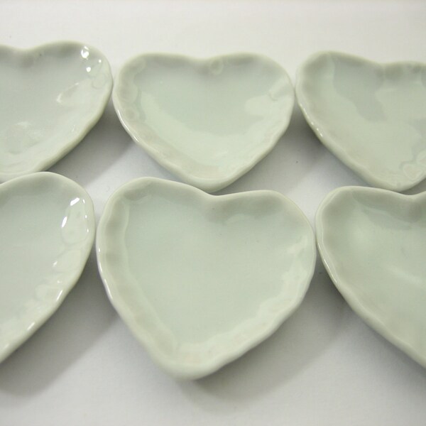 6 White Heart Plate Dish Dollhouse Miniatures Kitchen Ceramic 3.5cm Supply 12600
