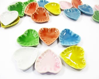 Plato de cerámica para cocina en miniatura para casa de muñecas, 6 platos de corazón de 3 cm, colores variados, 12599