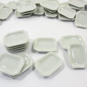 10 weiße rechteckige Teller, 20 x 27 mm, Puppenhausminiaturen, Keramikküche 11956