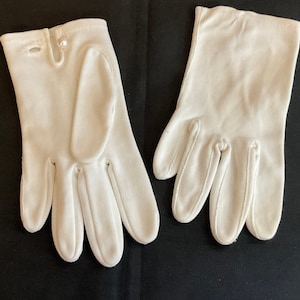 Vintage Short White Gloves, Trimmed Ladies Cotton Short Gloves, Small Size 7 1/2, Mid Century Fashion Accessory, Pearl Ball Button, Gift