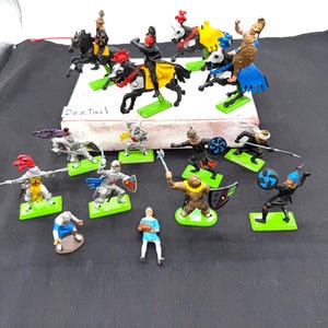 Lote de figuras de juguete de recuerdo de caballero medieval con armadura, de la época de las Cruzadas.