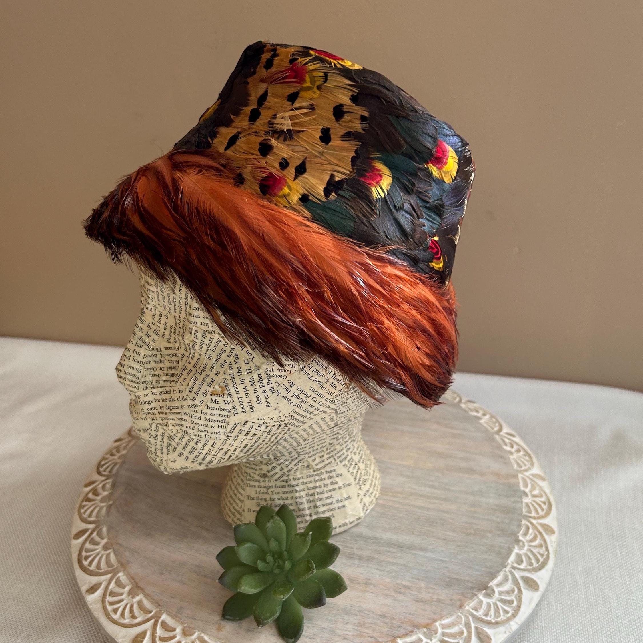 OUTSTANDING DESIGNER 1940s\' ROSE RED STRAW HAT WITH NAVY FEATHER \