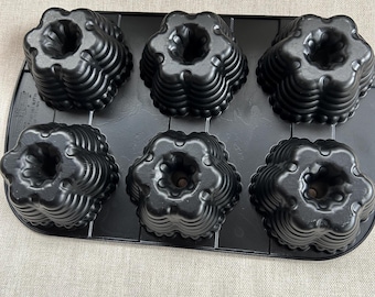 Nordic Ware Maple Leaf Muffin Pan 6カップ Nordic Ware Maple Leaf Muffin Pan, Nonstick Cast Aluminum, 6 Molds
