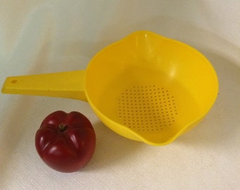 Long Handle Colander, Vintage Yellow Tupperware, Plastic 2 Quart Strainer, Yellow kitchen, Kitchen Tool, Drainer, Rinsing Bowl