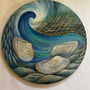 Puede incluir: Un plato redondo de madera pintado con una ola azul que gira, una red tejida marrón y cuatro conchas de almeja blancas. El plato está firmado "NZ Toheroa MyScott".