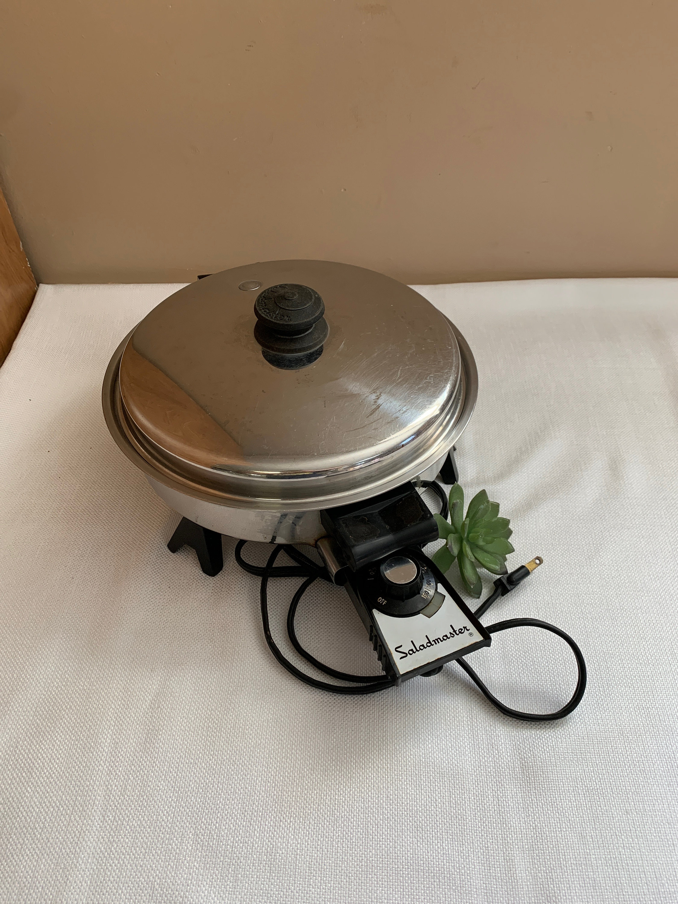 Vintage Electric Skillet, Saladmaster 7817, Round 10 Footed Electric Frying  Pan, Vented Dome Lid, Retro Atomic Counter Kitchen Appliance 