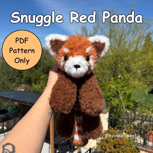 Puede incluir: Un peluche de panda rojo con detalles blancos y pelaje marrón. El texto "Snuggle Red Panda" está en la parte superior, y un círculo con "PDF Pattern Only" está a la izquierda. El @kayascrochet está en la parte inferior derecha.