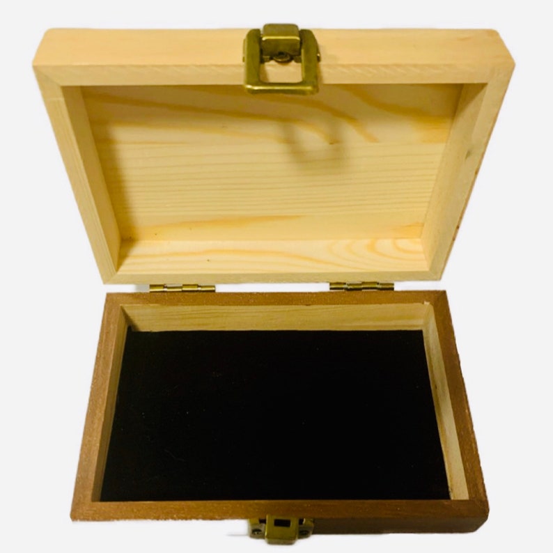 Puede incluir: Una caja de madera con tapa con bisagras y cierre de lat&oacute;n. La caja est&aacute; forrada con terciopelo negro.