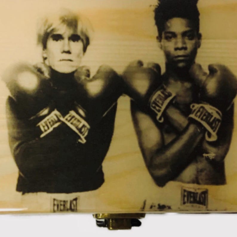 Puede incluir: Fotograf&iacute;a en blanco y negro de dos personas con guantes de boxeo. Las personas llevan guantes de boxeo Everlast. La imagen est&aacute; impresa en una superficie de madera.