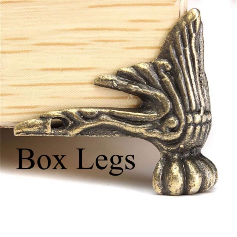 Puede incluir: Patas de caja de metal dorado antiguo con un dise&ntilde;o decorativo. Las patas tienen un dise&ntilde;o de garra y est&aacute;n unidas a una caja de madera.