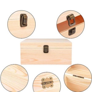 Puede incluir: Una caja de madera con tapa con bisagras y cierre de lat&oacute;n. La caja est&aacute; hecha de madera clara y tiene un acabado natural. La caja se muestra cerrada y abierta, con el cierre y las bisagras visibles.