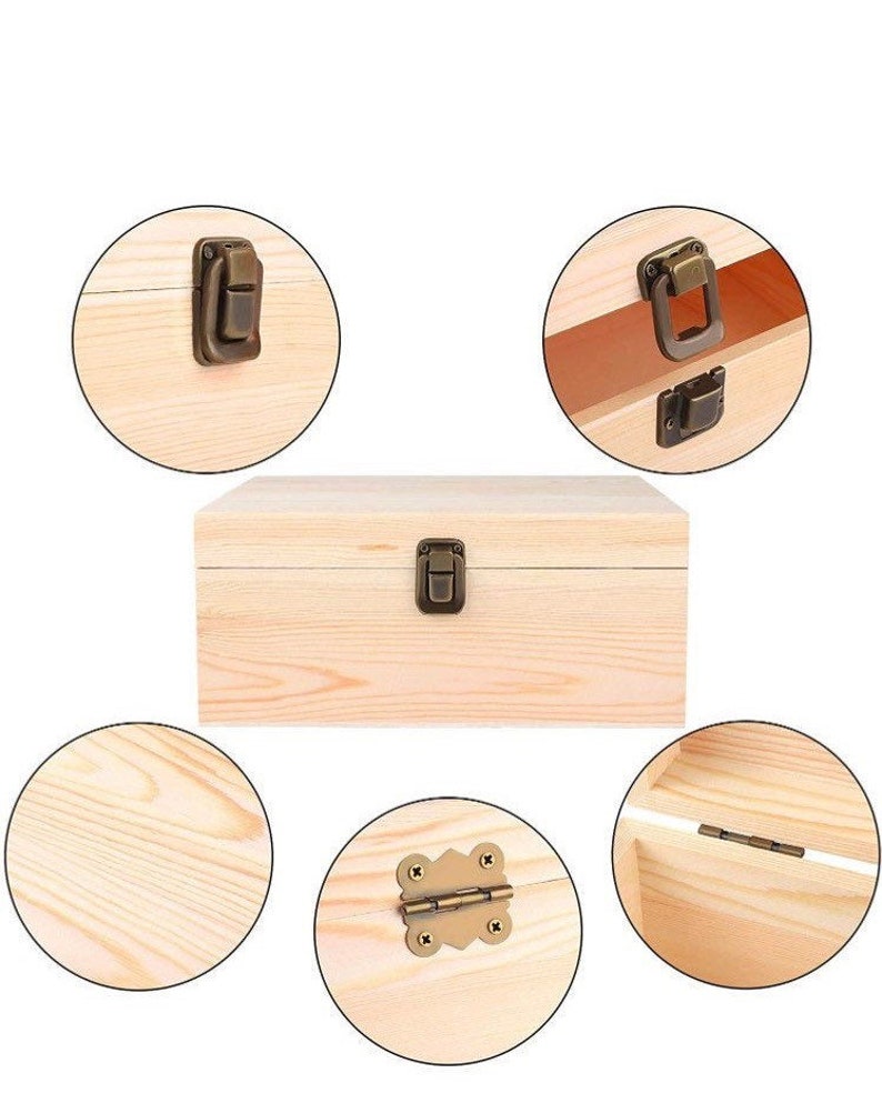 Puede incluir: Una caja de madera con tapa con bisagras y cierre de lat&oacute;n. La caja est&aacute; hecha de madera clara y tiene un acabado natural. La caja se muestra cerrada y abierta, con el cierre y las bisagras visibles.