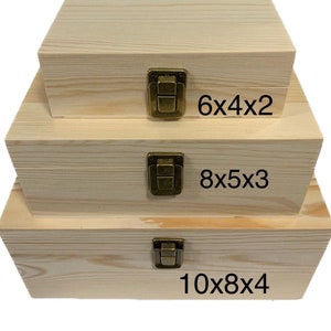 Puede incluir: Tres cajas de madera con cierres de lat&oacute;n, apiladas una encima de la otra. Las cajas son sin terminar y tienen un color de madera natural. Las cajas est&aacute;n etiquetadas con sus dimensiones: 6x4x2, 8x5x3 y 10x8x4.