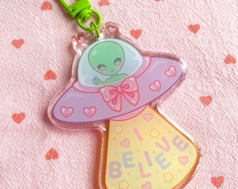 Ik geloof een UFO-sleutelhanger | UFO, buitenaards wezen, aliens, grijzen, heelal, cryptiden, kawaii, pastel goth