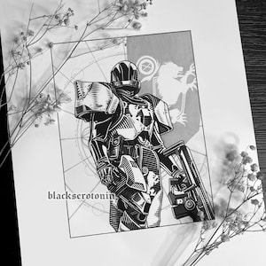 Può includere: Illustrazione in bianco e nero di una figura futuristica e corazzata che tiene un'arma. La figura è in piedi davanti a uno scudo con un simbolo di leone. Il testo "blackserotonin" è visibile nell'angolo in basso a sinistra.