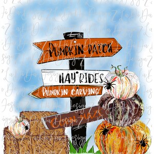 Może przedstawiać: Drewniany drogowskaz z trzema tablicami wskazującymi w różnych kierunkach. Tablice informują o "Pumpkin Patch", "Hay Rides" i "Pumpkin Carving". Na sobie leżą trzy dynie, na każdej z nich siedzi pająk. Na pierwszym planie znajdują się dwa bele słomy.