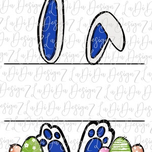 Peut inclure: Des oreilles de lapin bleues avec des contours blancs et des empreintes de pattes bleues avec des contours blancs. Les oreilles de lapin et les empreintes de pattes sont sur un fond blanc. Il y a aussi des œufs de Pâques colorés avec de l'herbe verte en bas de l'image.