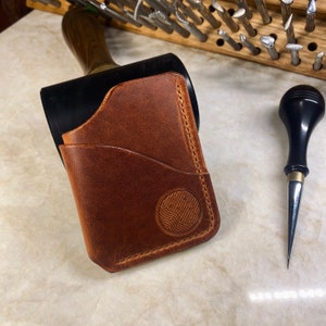 Cartera/tarjetero de cuero hecho a mano: cuero de plena flor, curtido vegetal, cosido a mano.