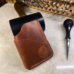Cartera/tarjetero de cuero hecho a mano: cuero de plena flor, curtido vegetal, cosido a mano.