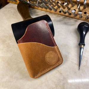Cartera/tarjetero de cuero hecho a mano: cuero de plena flor, curtido vegetal, cosido a mano.