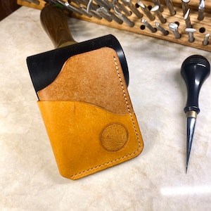 Cartera/tarjetero de cuero hecho a mano: cuero de plena flor, curtido vegetal, cosido a mano.