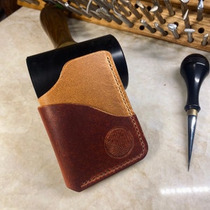 Cartera/tarjetero de cuero hecho a mano: cuero de plena flor, curtido vegetal, cosido a mano.
