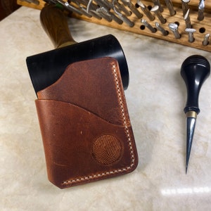 Cartera/tarjetero de cuero hecho a mano: cuero de plena flor, curtido vegetal, cosido a mano.