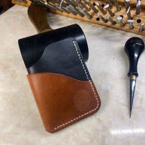 Cartera/tarjetero de cuero hecho a mano: cuero de plena flor, curtido vegetal, cosido a mano.