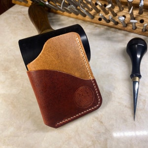 Cartera/tarjetero de cuero hecho a mano: cuero de plena flor, curtido vegetal, cosido a mano.