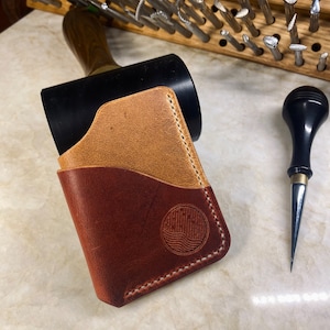 Cartera/tarjetero de cuero hecho a mano: cuero de plena flor, curtido vegetal, cosido a mano.