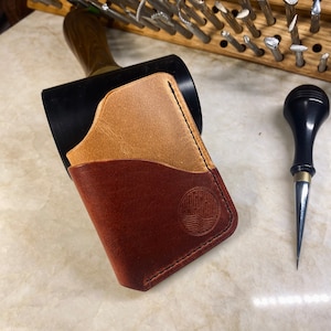 Cartera/tarjetero de cuero hecho a mano: cuero de plena flor, curtido vegetal, cosido a mano.