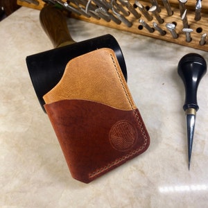 Cartera/tarjetero de cuero hecho a mano: cuero de plena flor, curtido vegetal, cosido a mano.