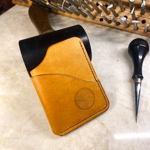 Cartera/tarjetero de cuero hecho a mano: cuero de plena flor, curtido vegetal, cosido a mano.