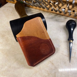 Cartera/tarjetero de cuero hecho a mano: cuero de plena flor, curtido vegetal, cosido a mano.