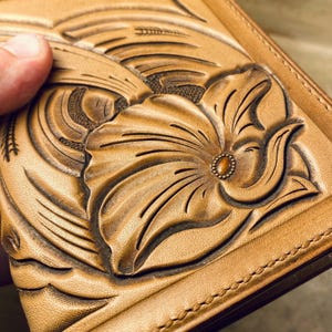 Hecho a mano - Funda para pasaporte de cuero curtido con corteza de roble y labrado a mano de J&FJ Bakers. Funda para pasaporte de cuero. Cuero inglés de plena flor.