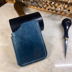 Cartera/tarjetero de cuero hecho a mano: cuero de plena flor, curtido vegetal, cosido a mano.