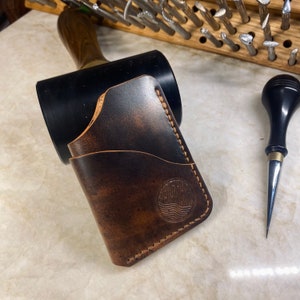 Cartera / tarjetero cordobés de concha hecho a mano - Cuero de plena flor, curtido vegetal, cosido a mano.