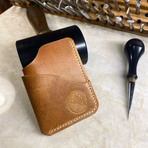 Cartera/tarjetero de cuero hecho a mano: cuero de plena flor, curtido vegetal, cosido a mano.