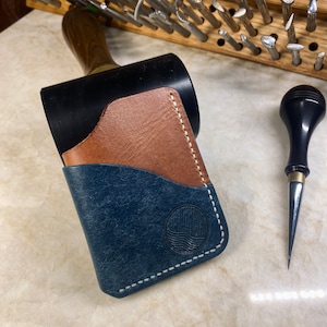 Cartera/tarjetero de cuero hecho a mano: cuero de plena flor, curtido vegetal, cosido a mano.