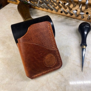 Cartera/tarjetero de cuero hecho a mano: cuero de plena flor, curtido vegetal, cosido a mano.